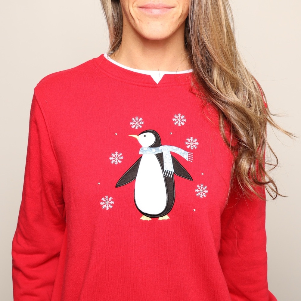 ❄️🐧 Vintage Red Penguin Pullover Sweatshirt with Snowflake Design